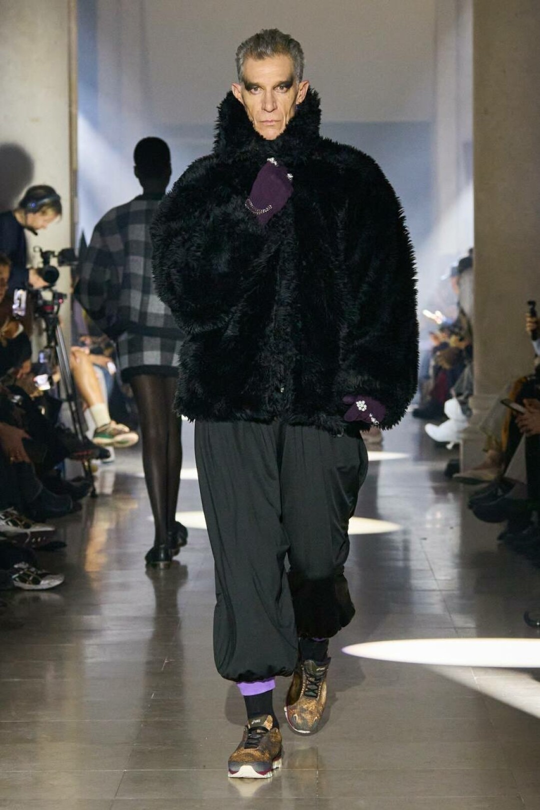 Дизайнер зарифмовал ярко-фиолетовые манжеты брюк с перчатками в трендовом сливовом оттенке