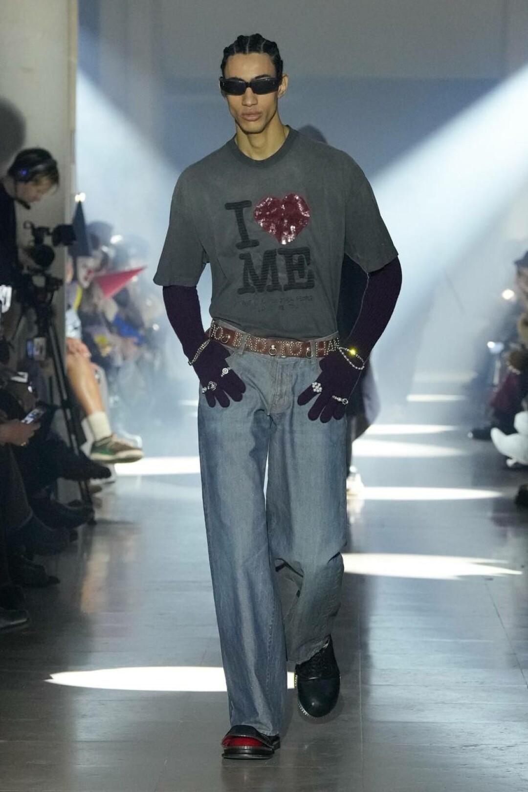 На показе Doublet сочетают гранжевую футболку и джинсы с перчатками, украшенными кольцами и браслетами
