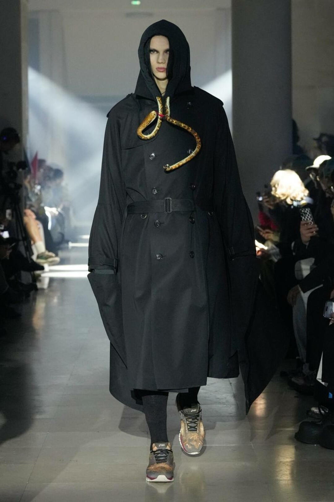 Креативный дизайнер Doublet Масаюки Ино использует вместо шнурков игрушечную змейку