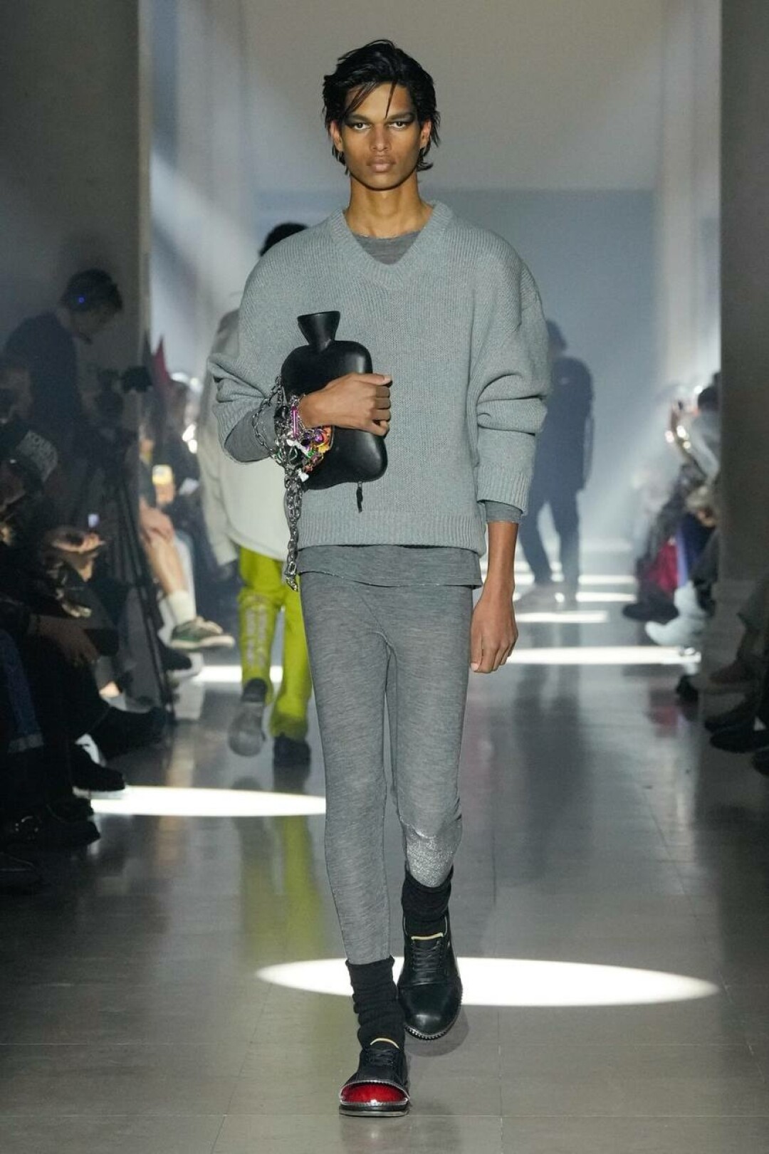 Ино одобряет пижамкор, но зимой при выходе из дома советует утеплить сет из тонкого трикотажа свитером и грелкой