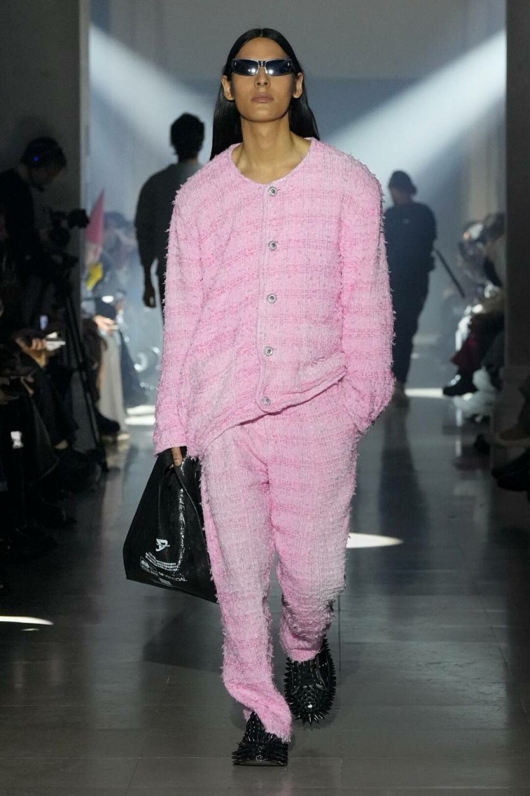 На показе Doublet сделали ставку на диссонанс стилей и поженили bubble gum двойку из твида с грубой обувью с шипами