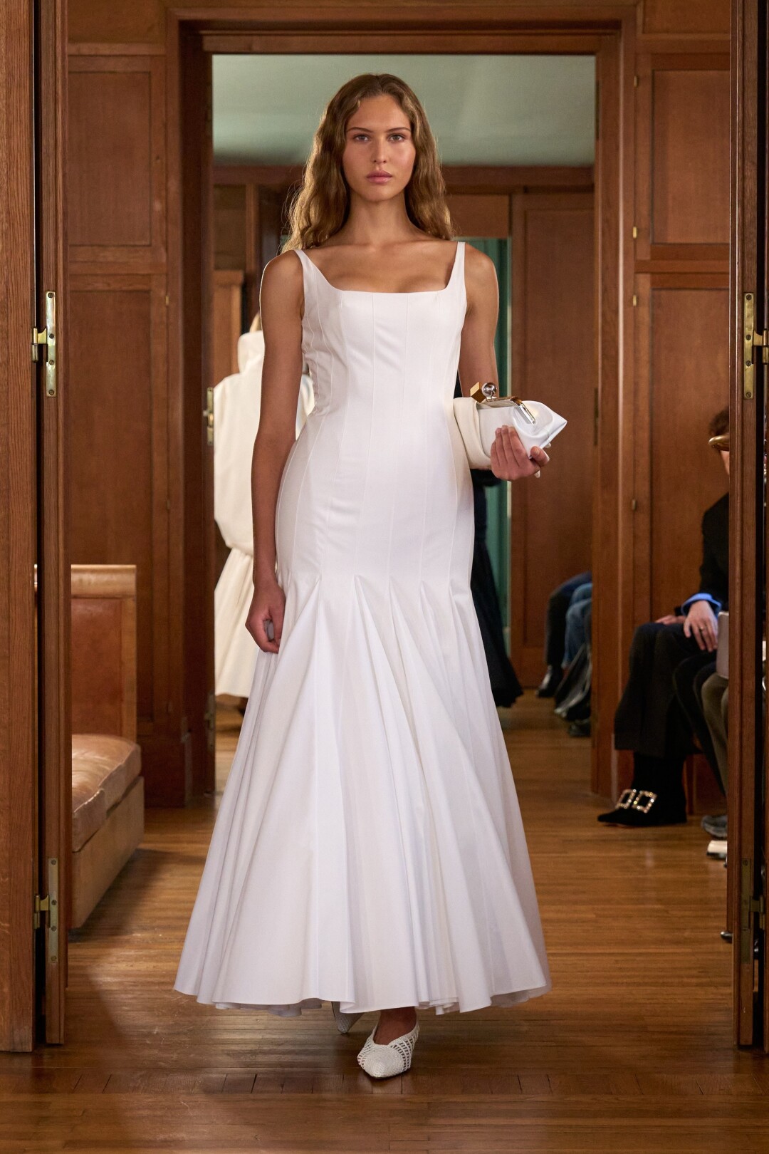 Шоу открыла Ангелина Кендалл в корсетном платье из хлопкового поплина с квадратным декольте