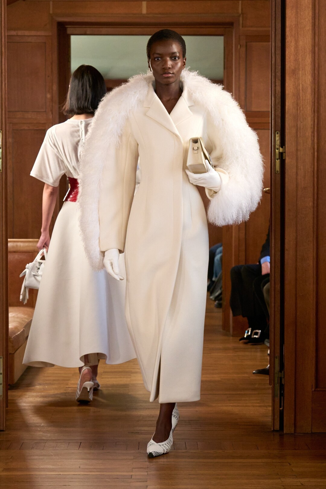 В вишлист: пальто с акцентной меховой опушкой на рукавах