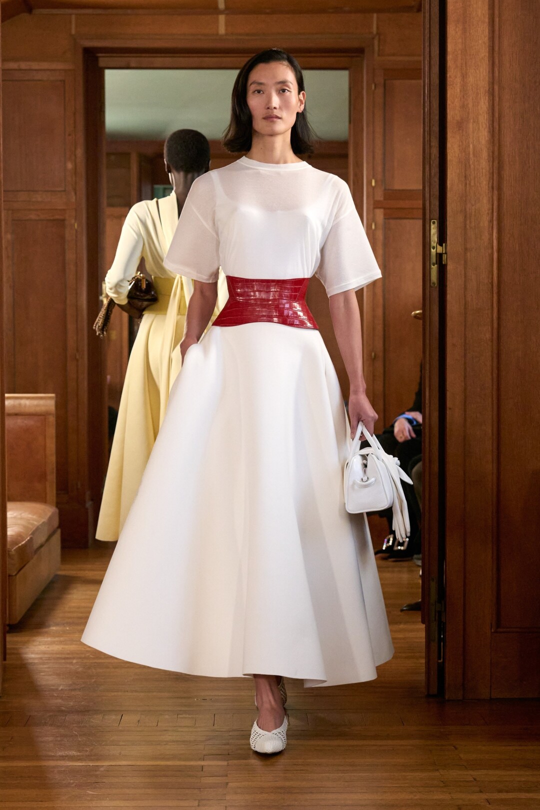 Мастхэв — контрастная ретро-баска в духе New Look Кристиана Диора