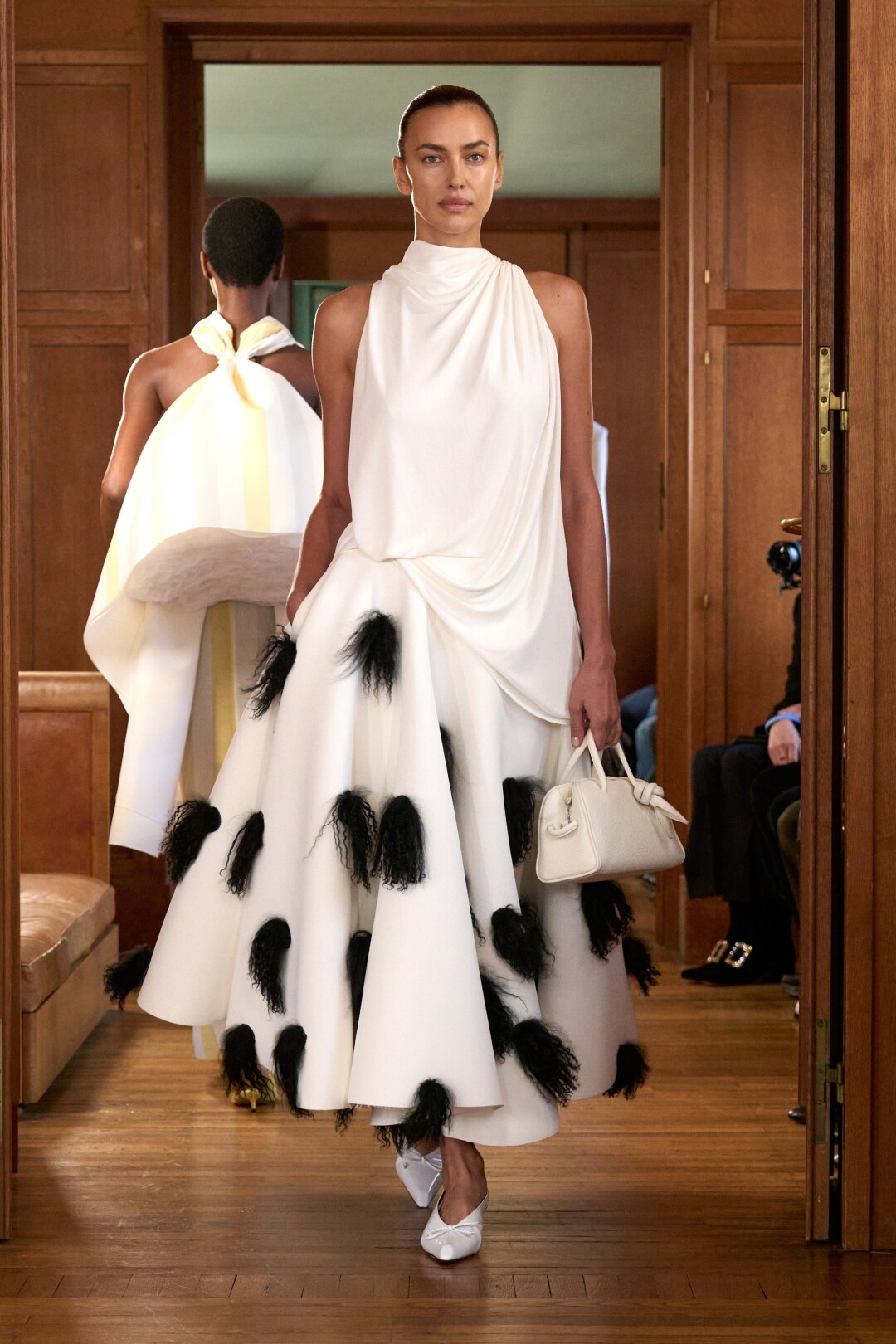 Ирина Шейк выбирает не только Gloria Jeans, но и белоснежное платье Jacquemus в драпировках и акцентной бахроме-кисточках