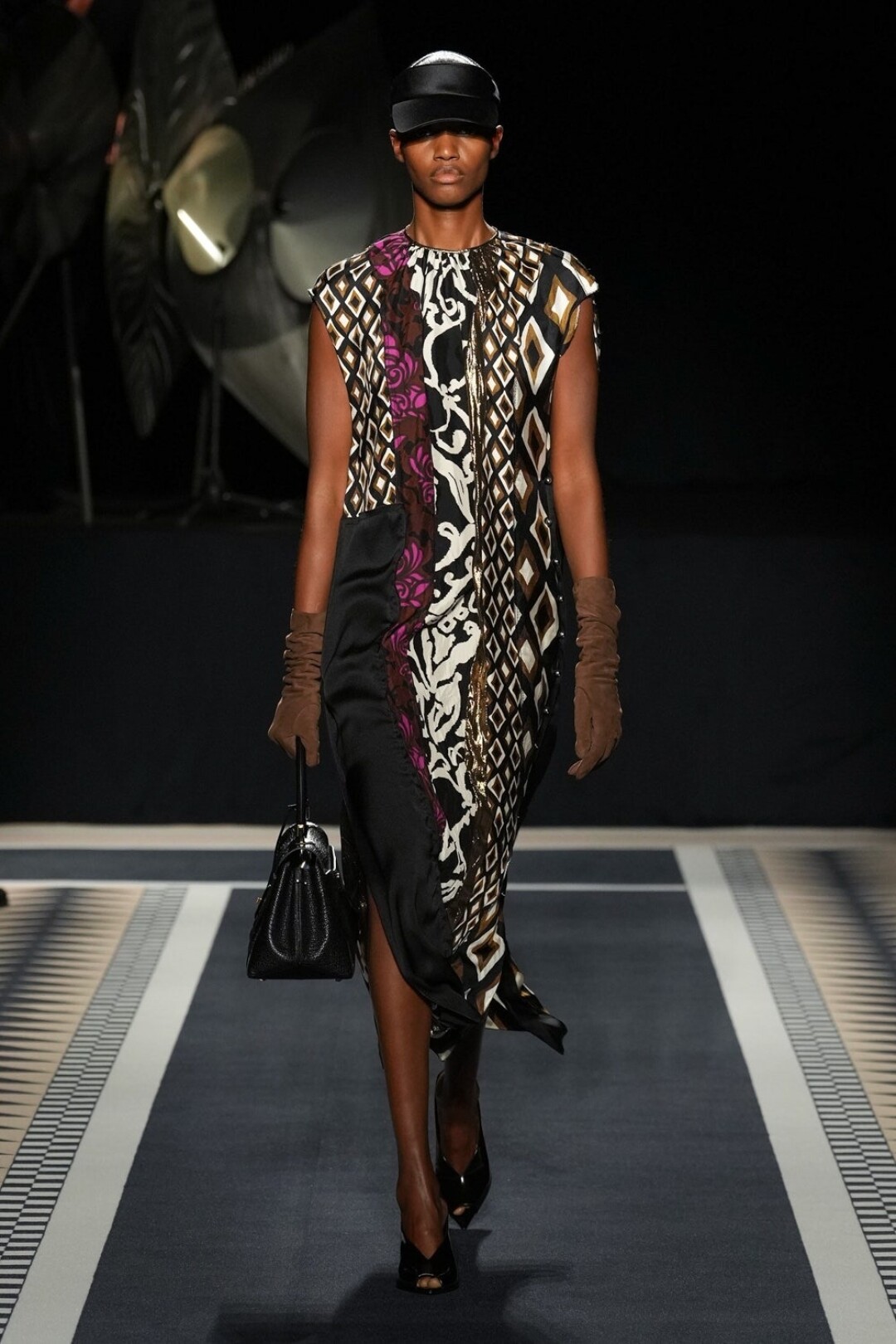 Достаем из 2010-х кепки и смело миксуем ажурные (и пестрые!) узоры в одном луке (а то и на одном платье)