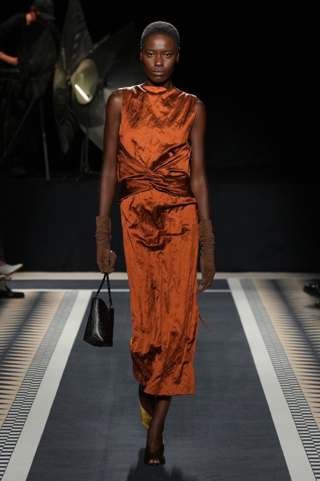 Мастхэв новой коллекции Lanvin — замшевые перчатки в драпировках