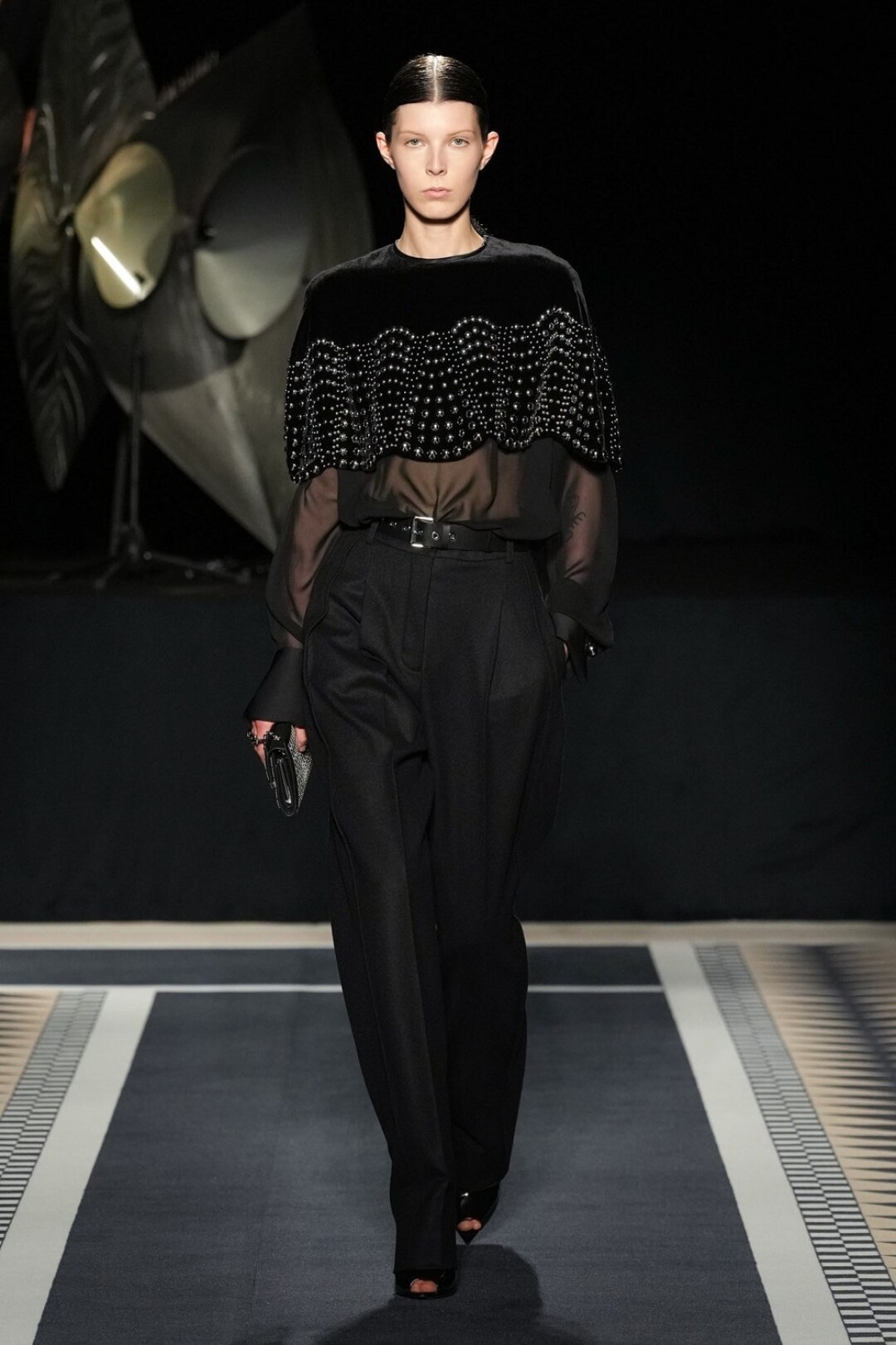 А еще не отказываемся от полупрозрачных тканей и кейпов