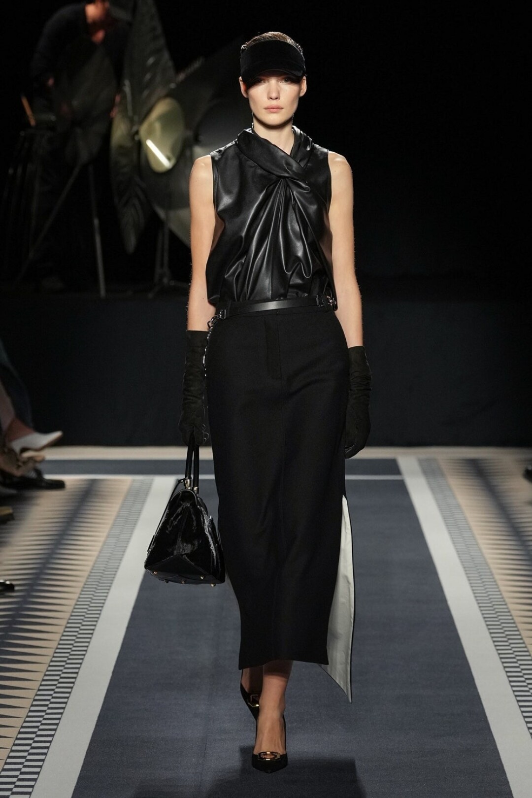 Говорим «да» кожаному топу в драпировках