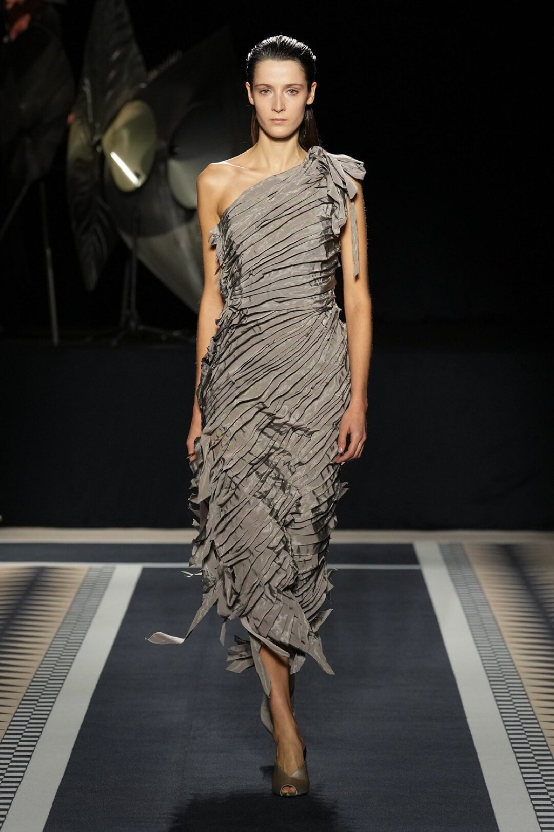 Фэшн-бэнгер показа — серое плиссированное платье по мотивам работы Жанны Ланван 1930 года из коллекции Института костюма. А еще напоминает образ из