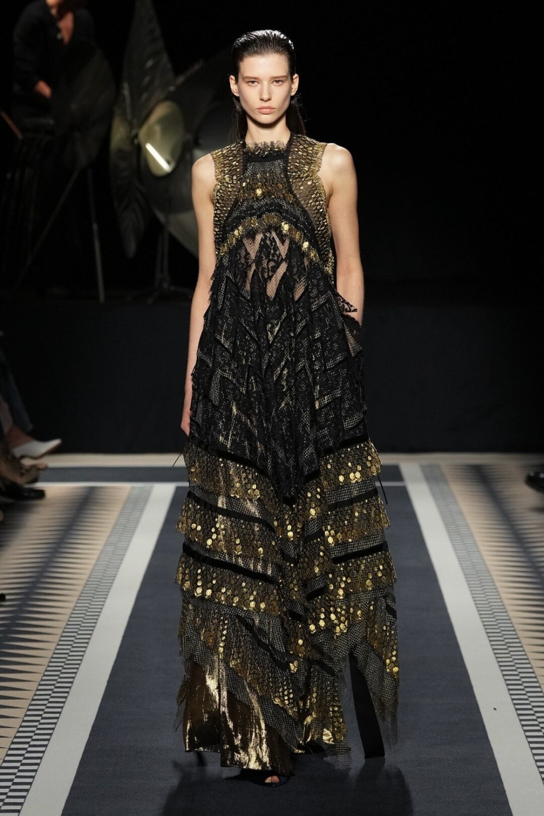 Еще одно платье по мотивам архивов Жанны Ланван. И рады видеть на подиуме российскую модель Сандру Мюррей!