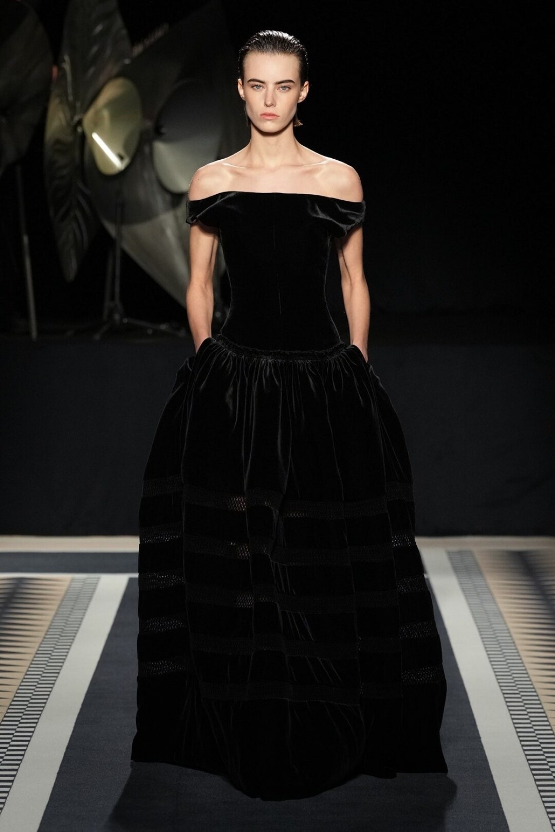 Черный бархат все еще тренд, равно как и платье с открытой линией плеч