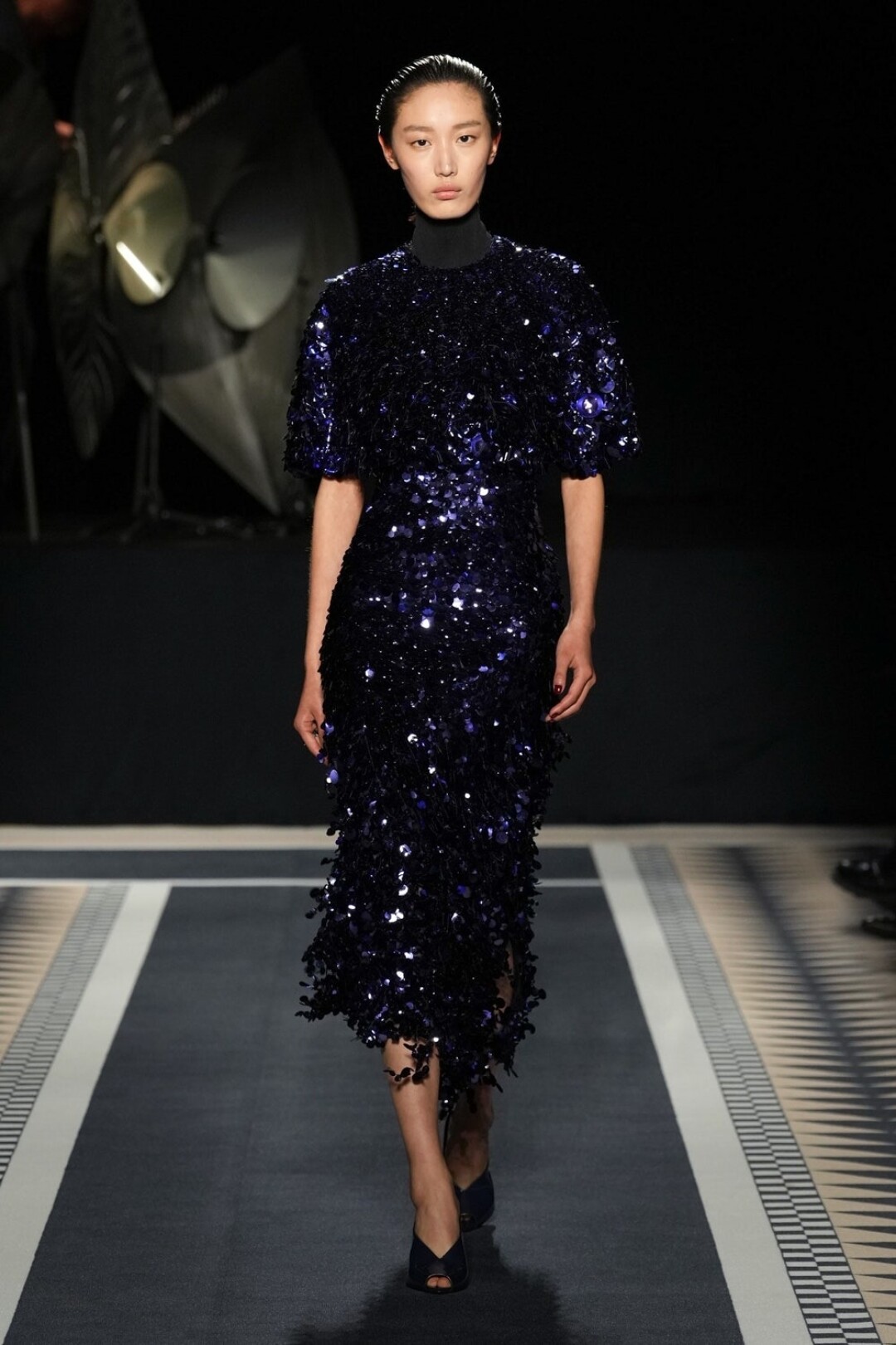 Платья в пайетках остаются с нами как минимум до следующего Нового года