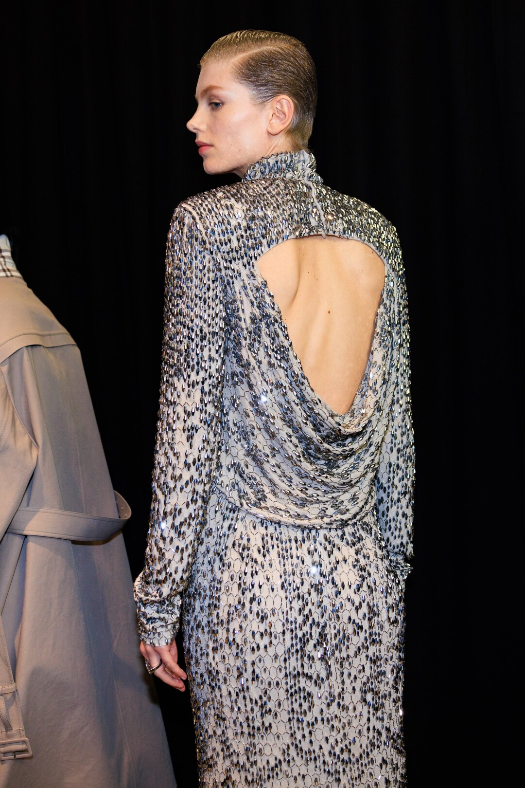 Вырезы на спине — микротренд второй половины 2025 года