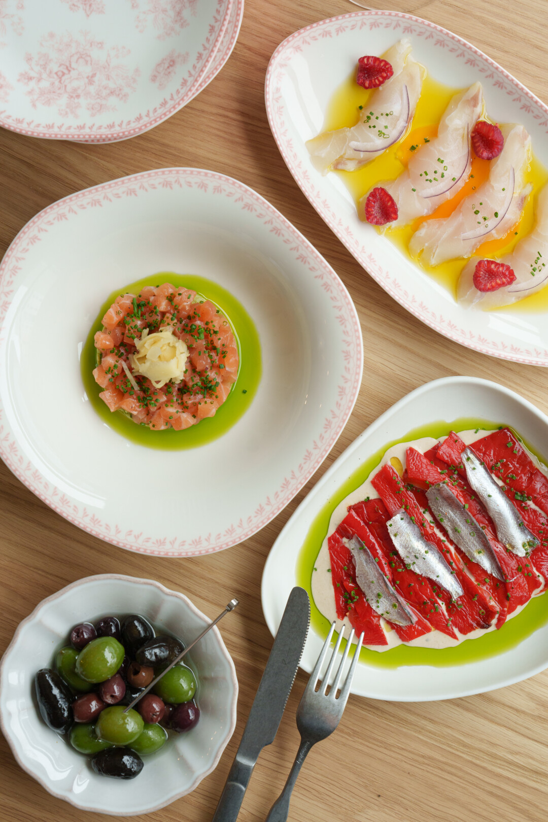 Тартар из лосося, 790 рублей; перчики тоннато, балтийская килька, 490 рублей; ассорти оливок, 490 рублей