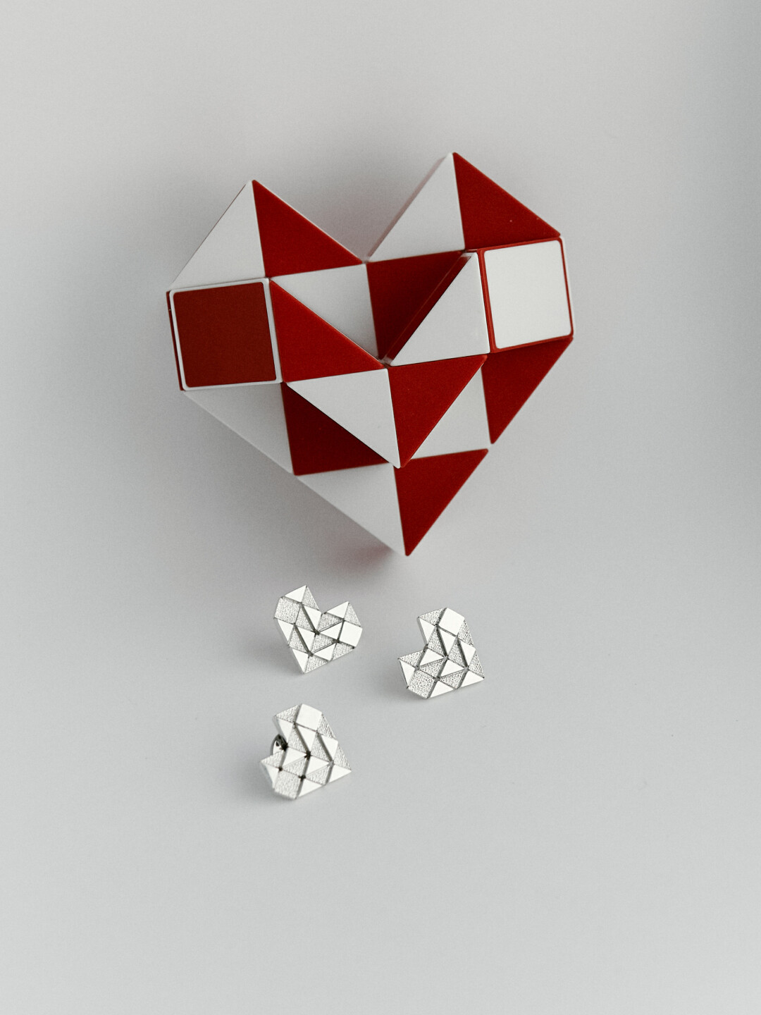 Пусеты «Сердце» из Змейки Рубика, 8900 рублей, брошь «Сердце» из Змейки Рубика, 4900 рублей