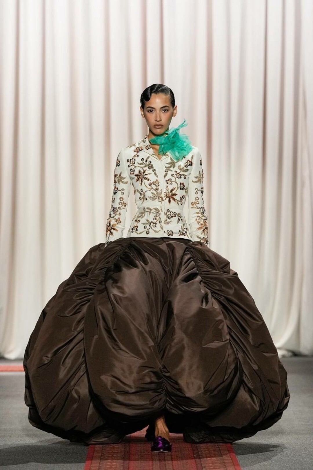 Главный силуэт коллекции — бутоноподобная юбка с клиньями-лепестками