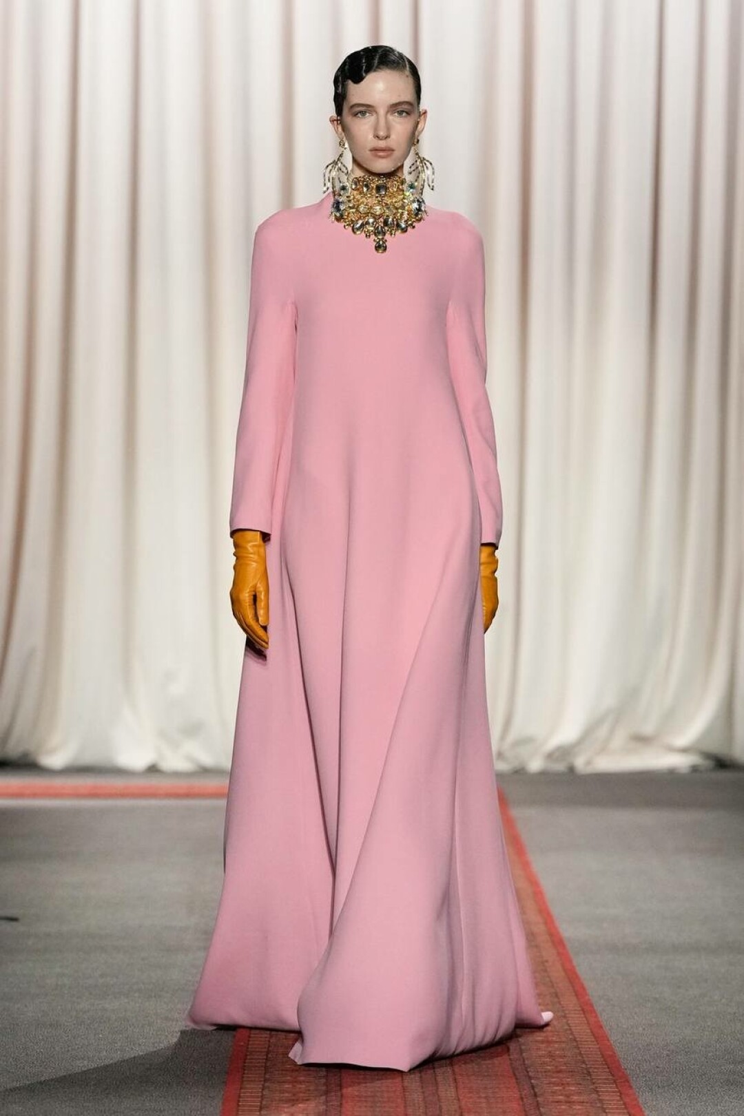 Атласные перчатки — out, кожаные — in! Теперь таким под силу дополнить вечернее платье под аккомпанемент многослойного гранд-обвеса