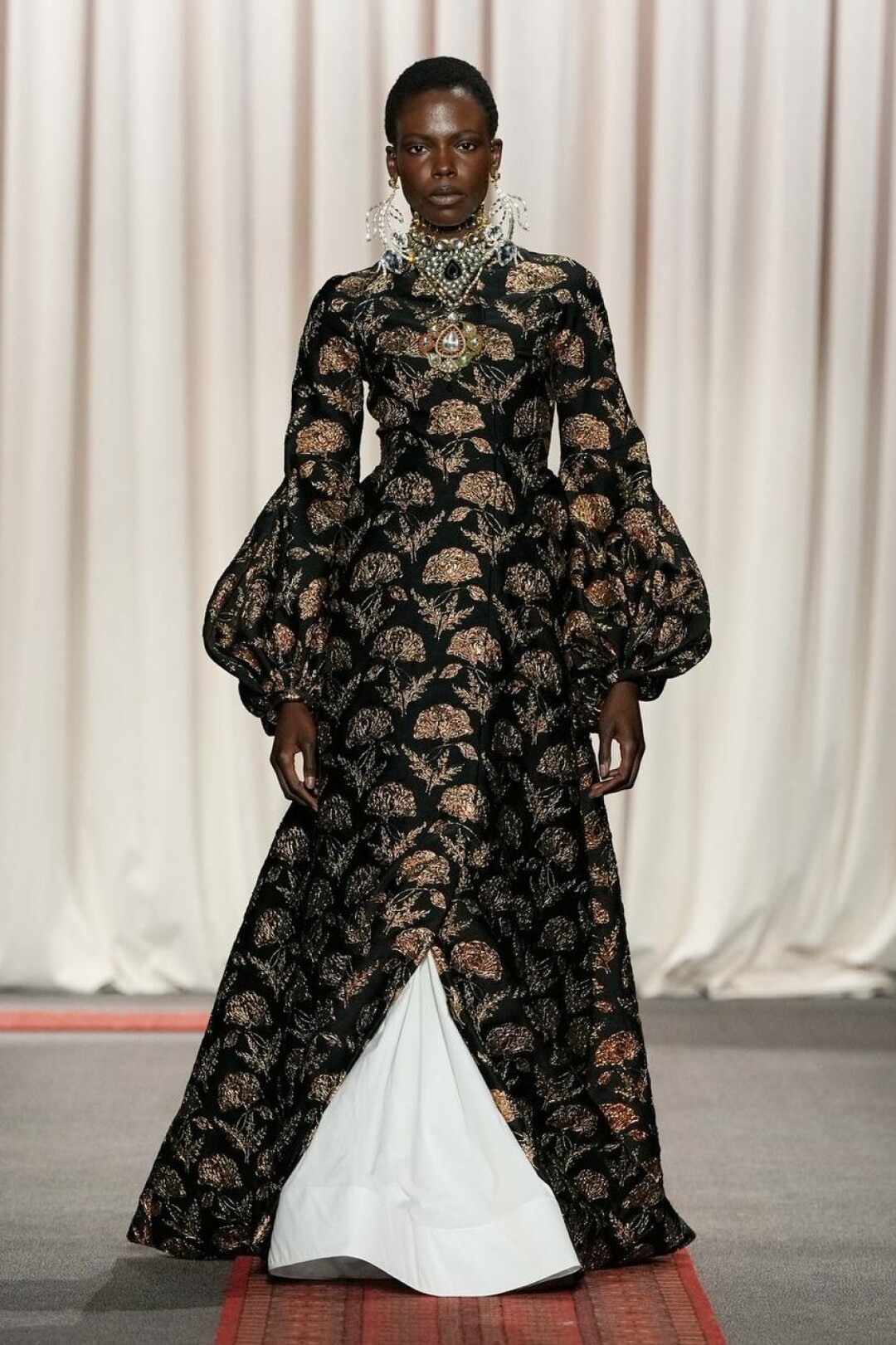 Садовник Джамбаттиста Валли развел вышитые сады на парчевых макси-платьях (настроение: барокко!)