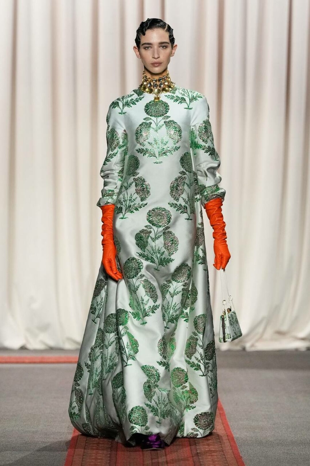 Заметный фэшн-камбэк (прямиком из 50-х!) — сумка и платье одного цвета и даже из одной ткани (до этого успели заметить трюк на показе Jacquemus)