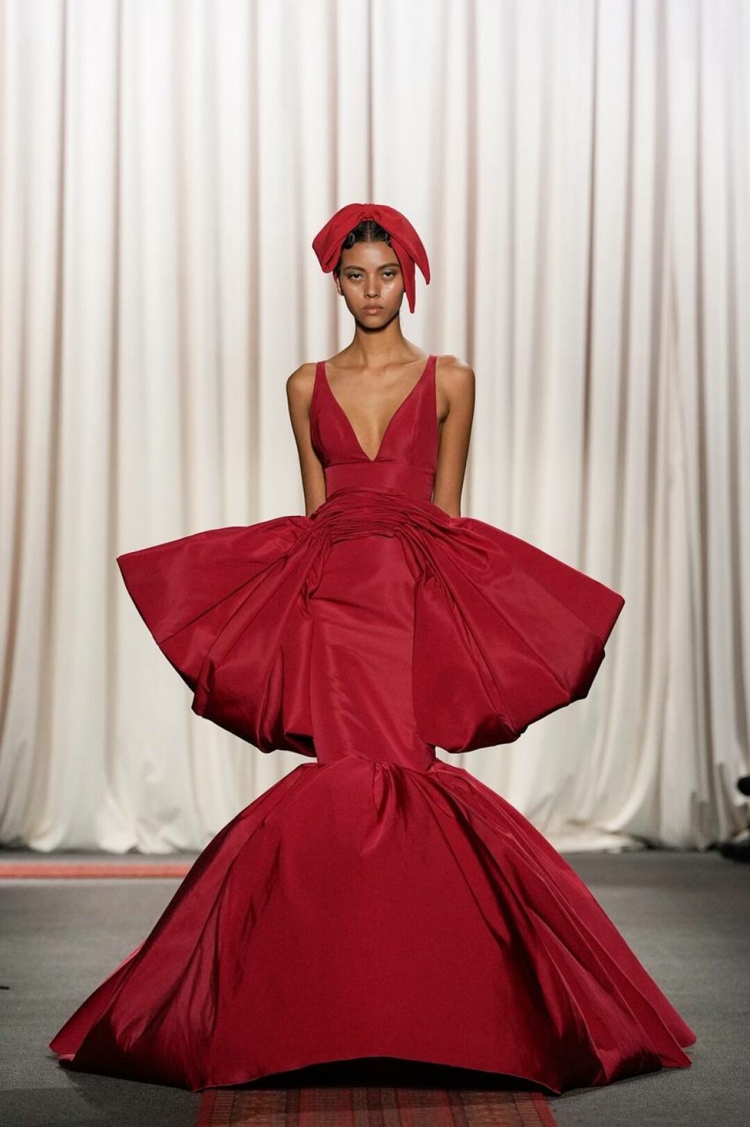 ... и с алыми mermaidcore-макси