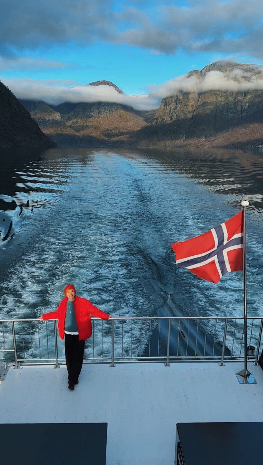 Паром от деревни Гудванген в деревню Флом по Нерёй-фьорд