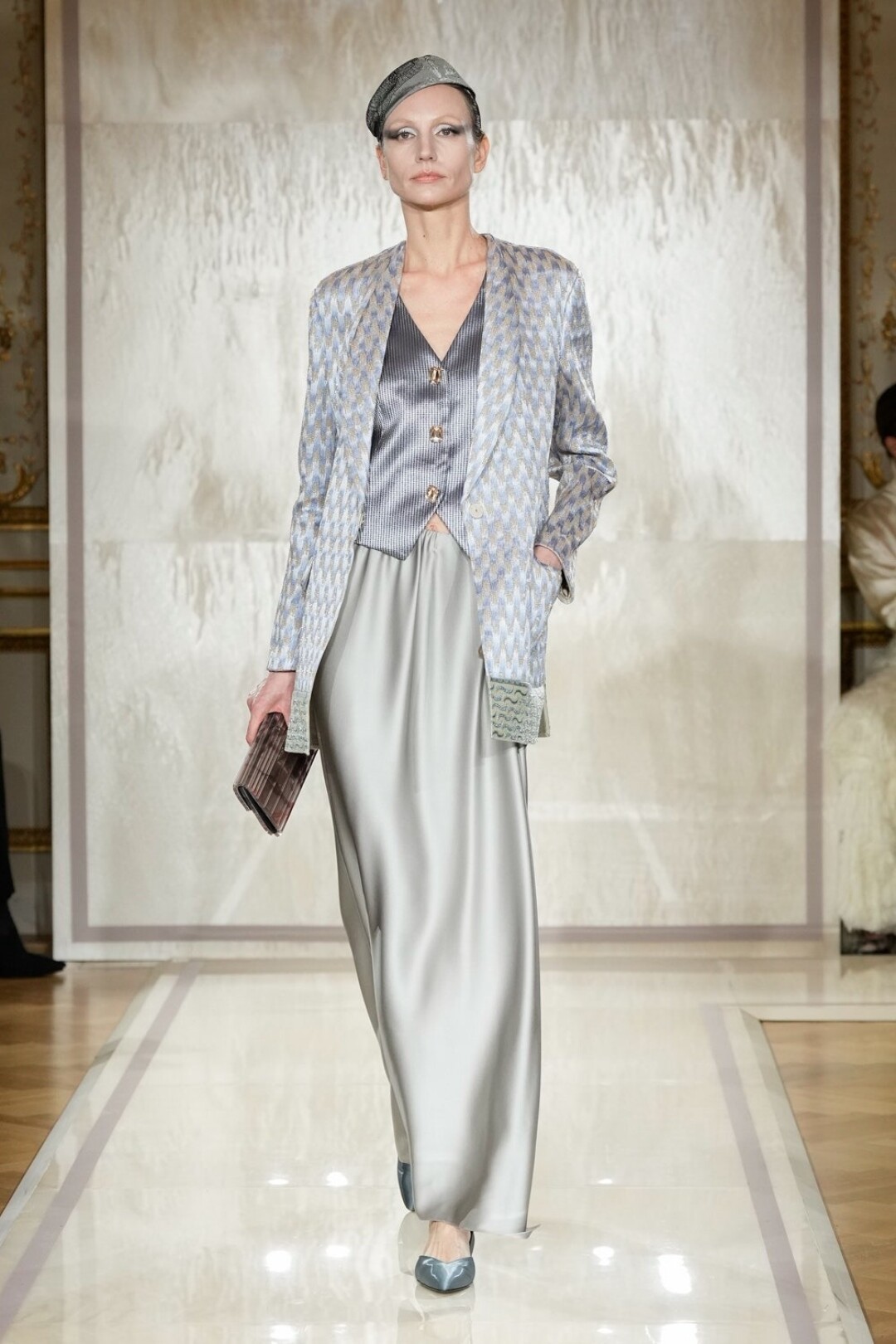 Кутюрный апгрейд костюма-тройки: вместо брюк примеряем атласную макси со стальным отливом