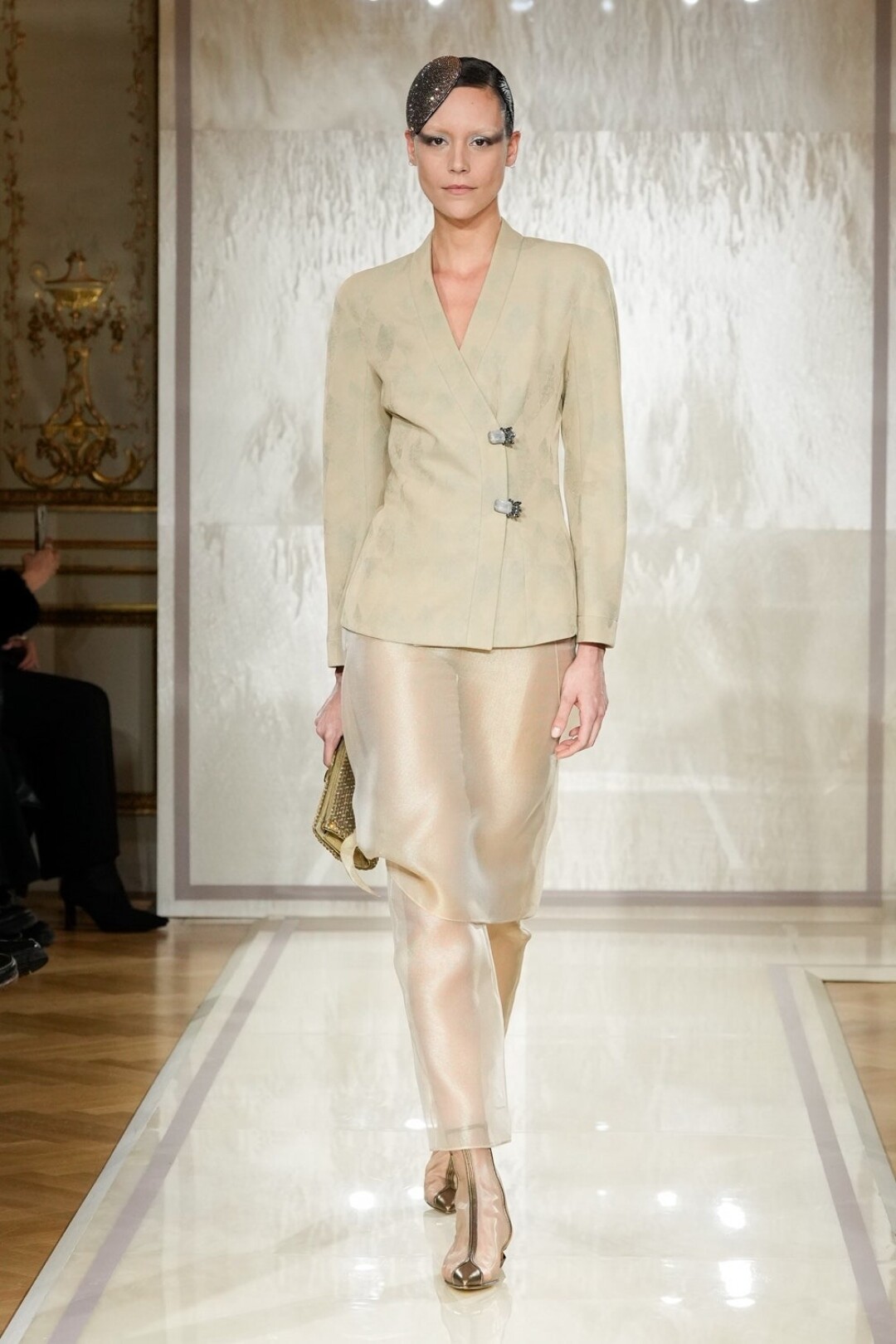 Брюки из органзы — хорошо, а в комбо с полупрозрачными ботильонами — лучше