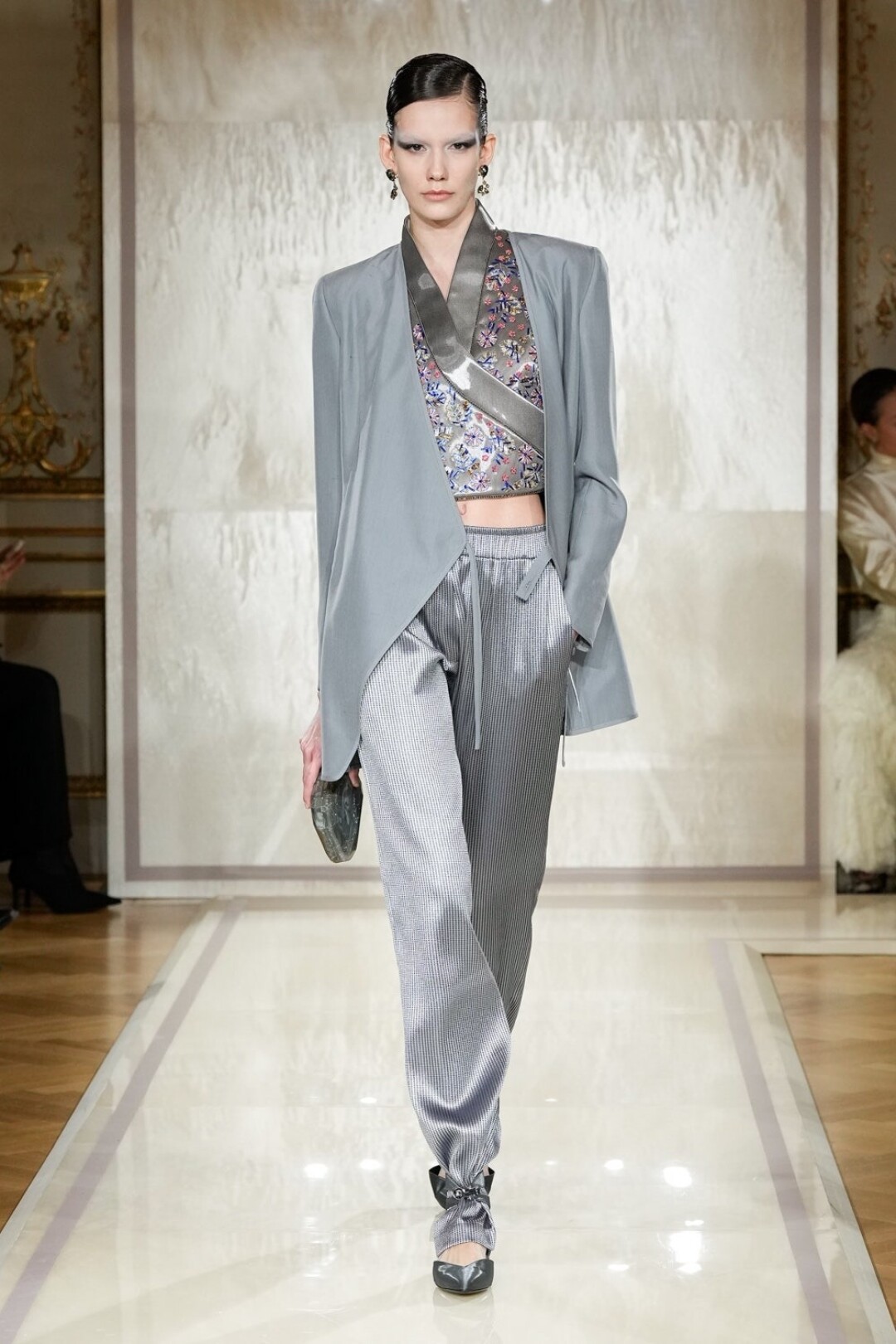 Стайлинг-трюк: превращаем брюки в ориенталистские шаровары, завязывая на щиколотке при помощи ремешка лодочек