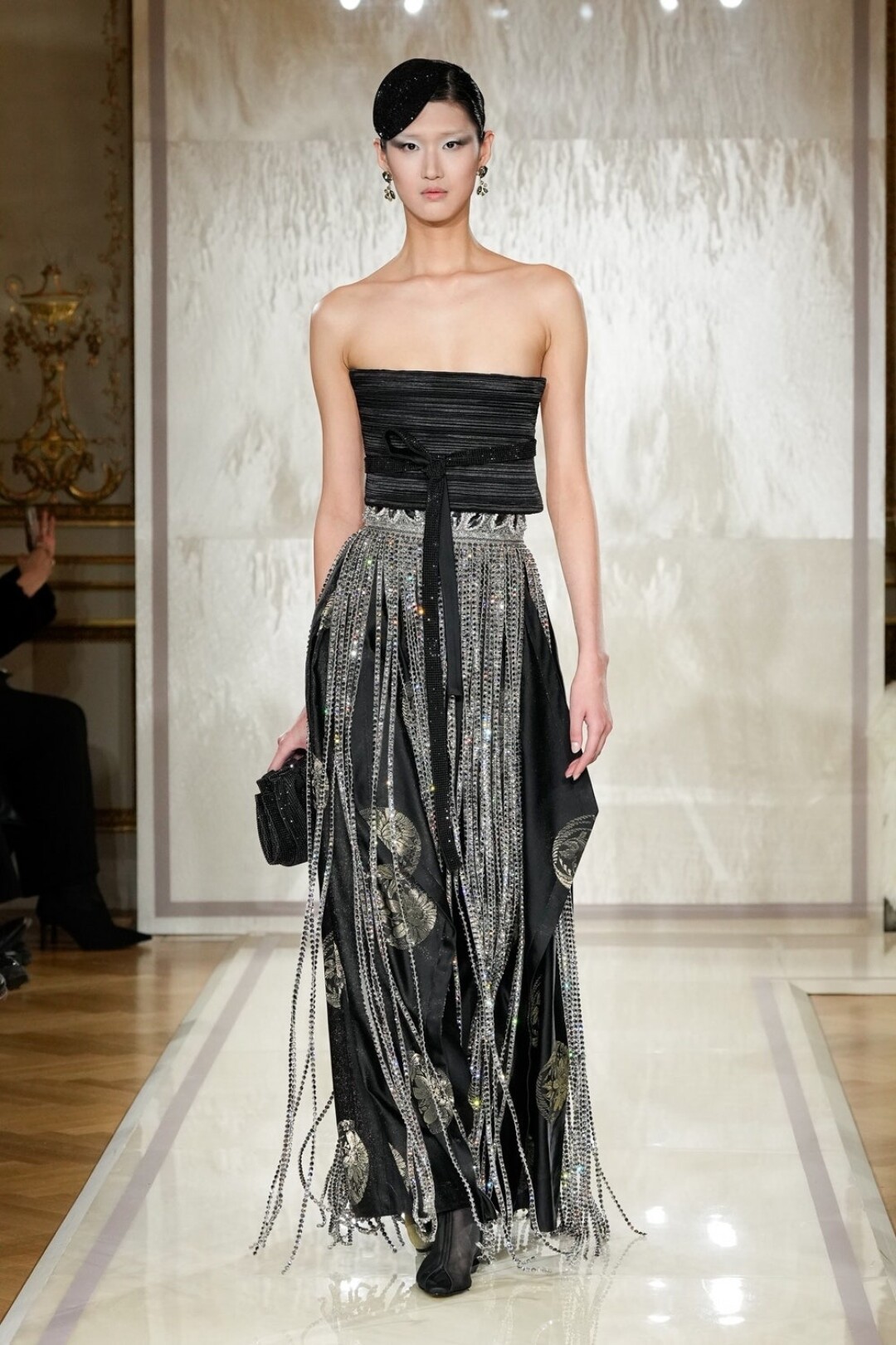 Украшаем корсет акцентным поясом, а юбку — драгоценной (читай: бесценной) бахромой