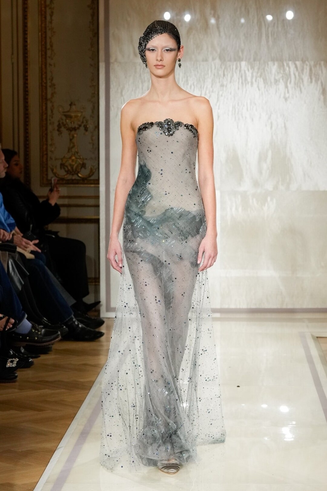 Стейтмент-аксессуар на шоу — ар-деко чепчики, украшенные акцентной брошью либо драгоценной композицией из бриллиантов высококутюрной огранки