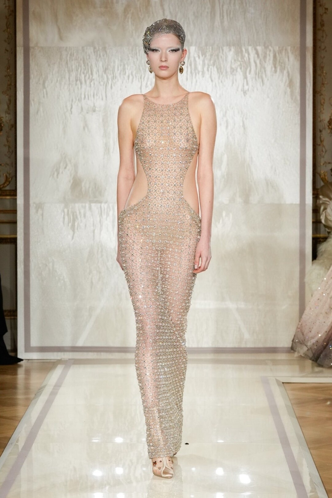 Пайетки и кристаллы — главный хайлайт (буквально) показа Lumieres, прошедшего в родном Palazzo Armani
