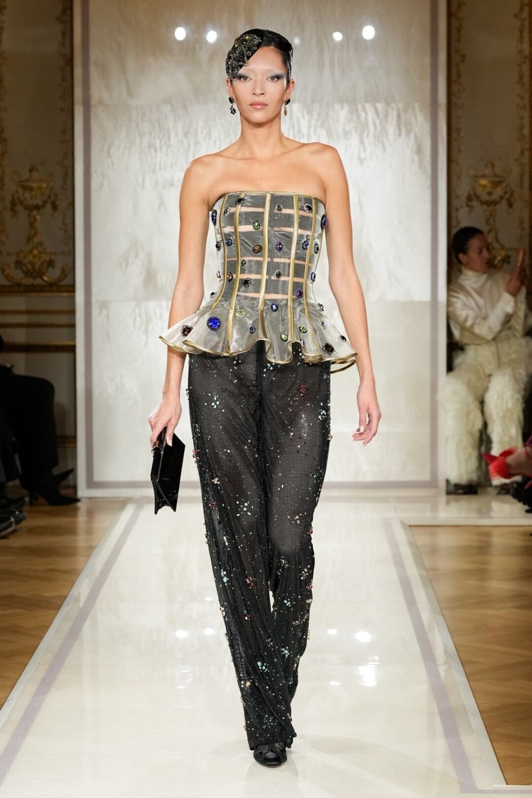 Джорджо Армани согласен, что без корсетных басок следующим летом никуда