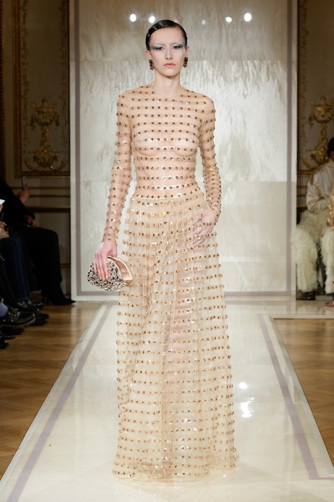 Полупрозрачные платья — еще один лейтмотив коллекции