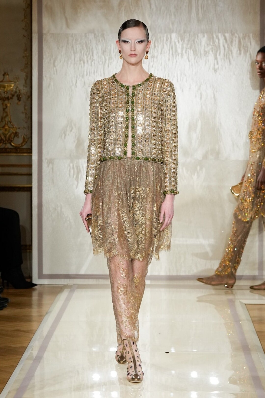 Джорджо Армани продолжает тему фэшн-гибридов и показывает собственную версию юбко-брюк