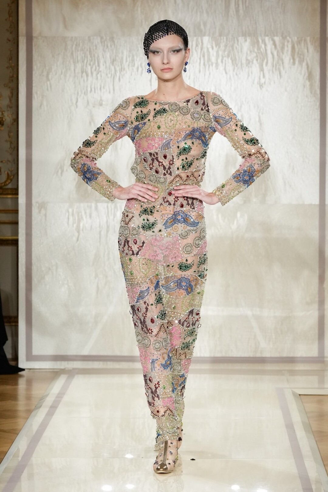 И снова залипли на цветочные узоры с платья Armani Privé, бросающие вызов садам Семирамиды