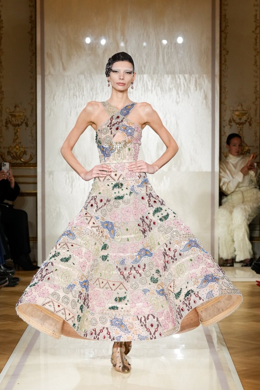 Платья-halterneck — важный ингредиент шоу