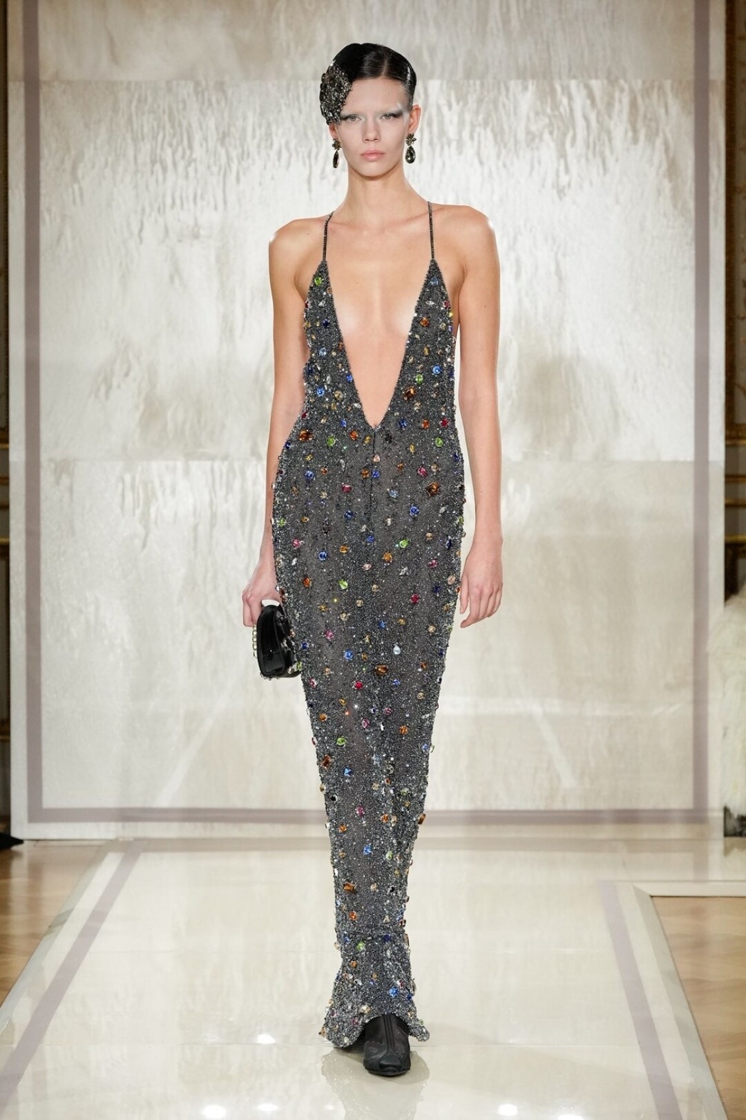 ... равно как и без комбинации с ультраглубоким декольте