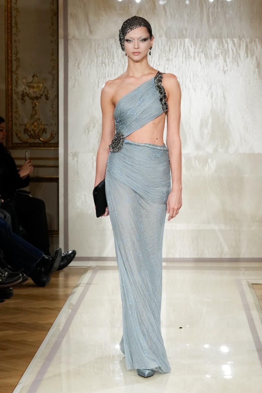 Супермодель Евгения Катава (и героиня нового лукбука Atelier Biser) на подиуме Armani Privé