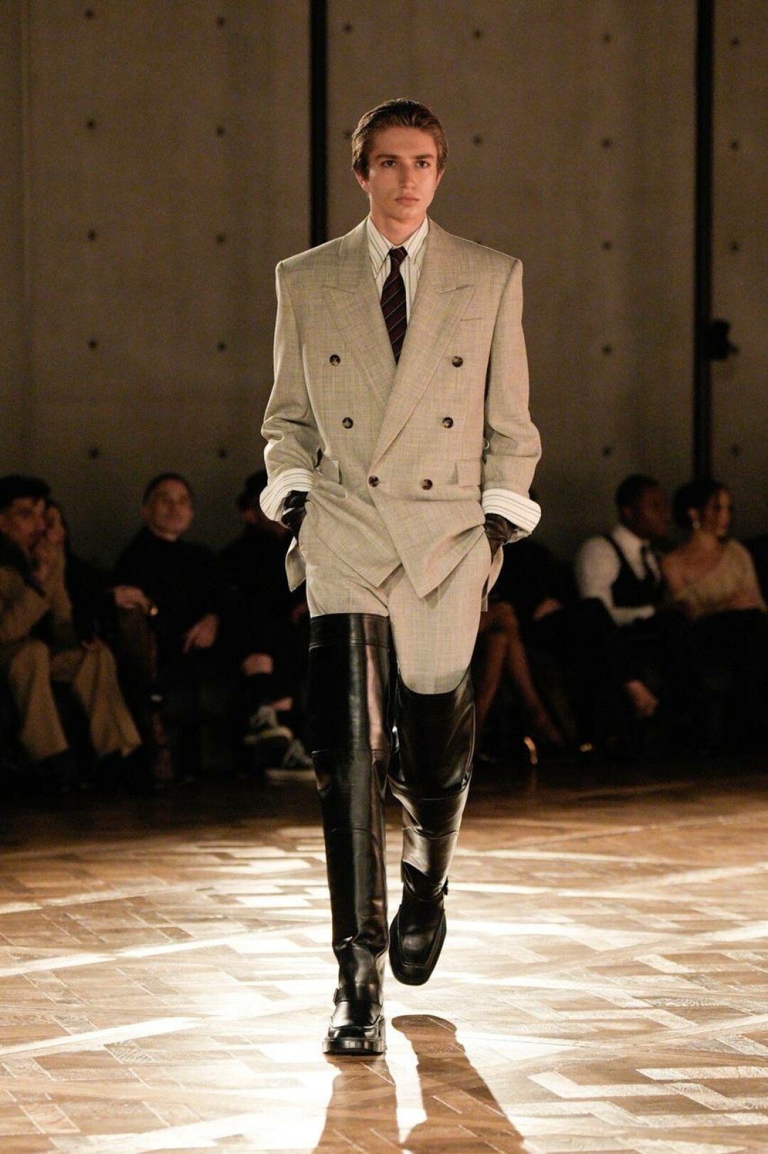 Лучшая обувь для петербуржцев — у Saint Laurent! Лавируем между круглогодичными лужами в гибридах ботфортов и рыбацких сапог