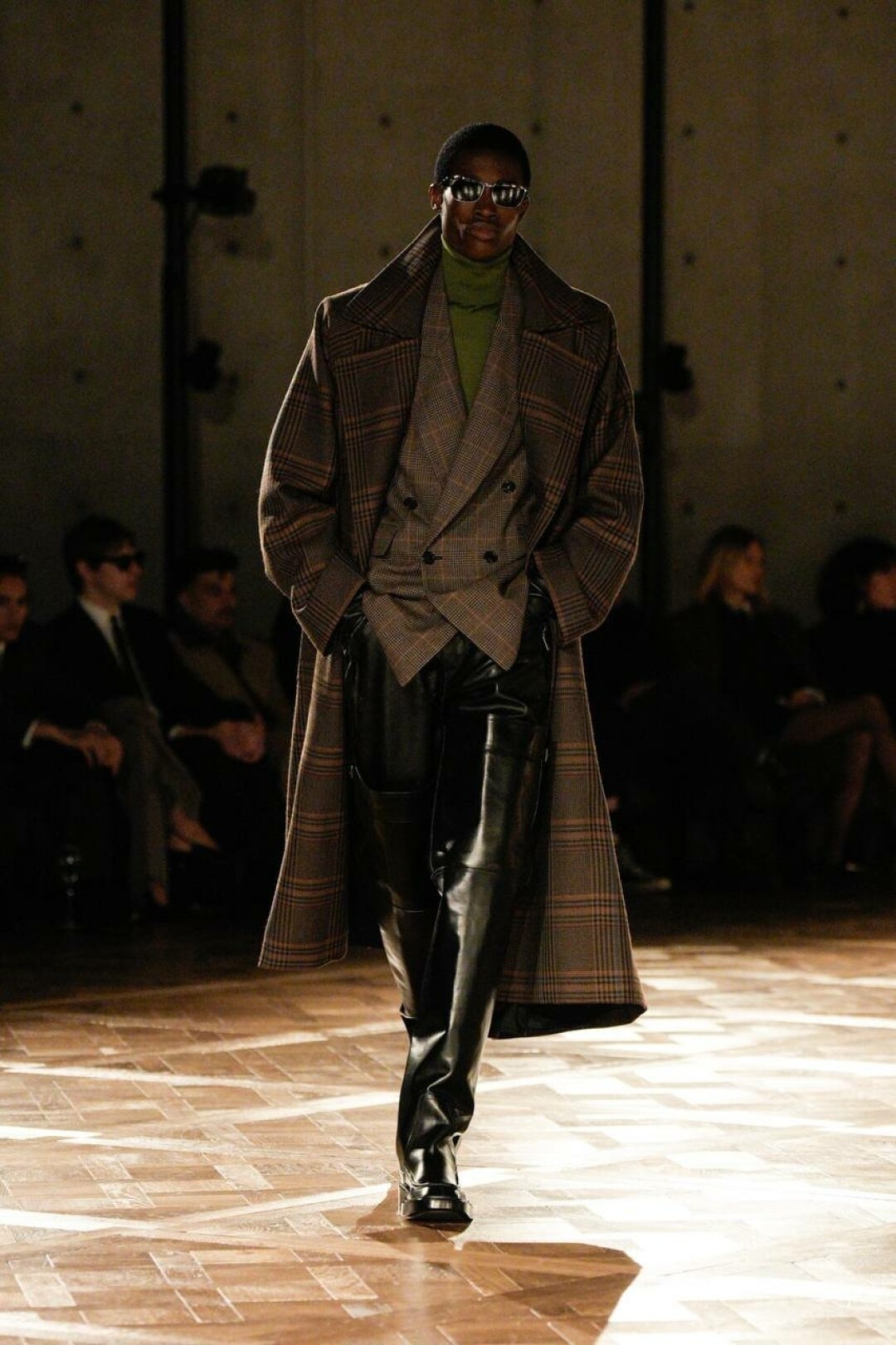 Запасаемся клетчатыми двойками и пальто и практикуемся в сочетании принтов