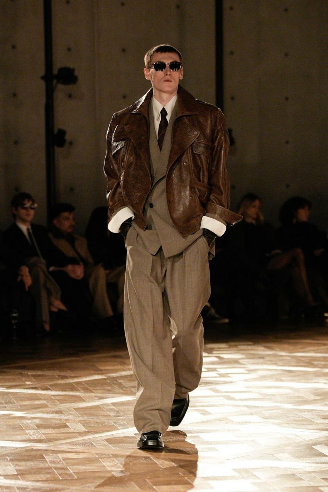 Без кожанки в этой жизни никуда — с этим хором согласились худруки главных брендов-трендсеттеров (Saint Laurent до Prada и Louis Vuitton)