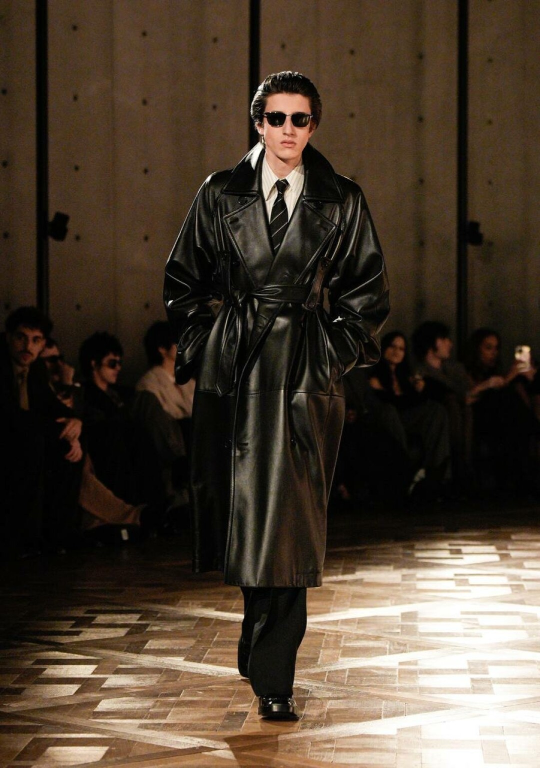 В почете не только потертые бомберы, но и минималистичные плащи Нео из «Матрицы»