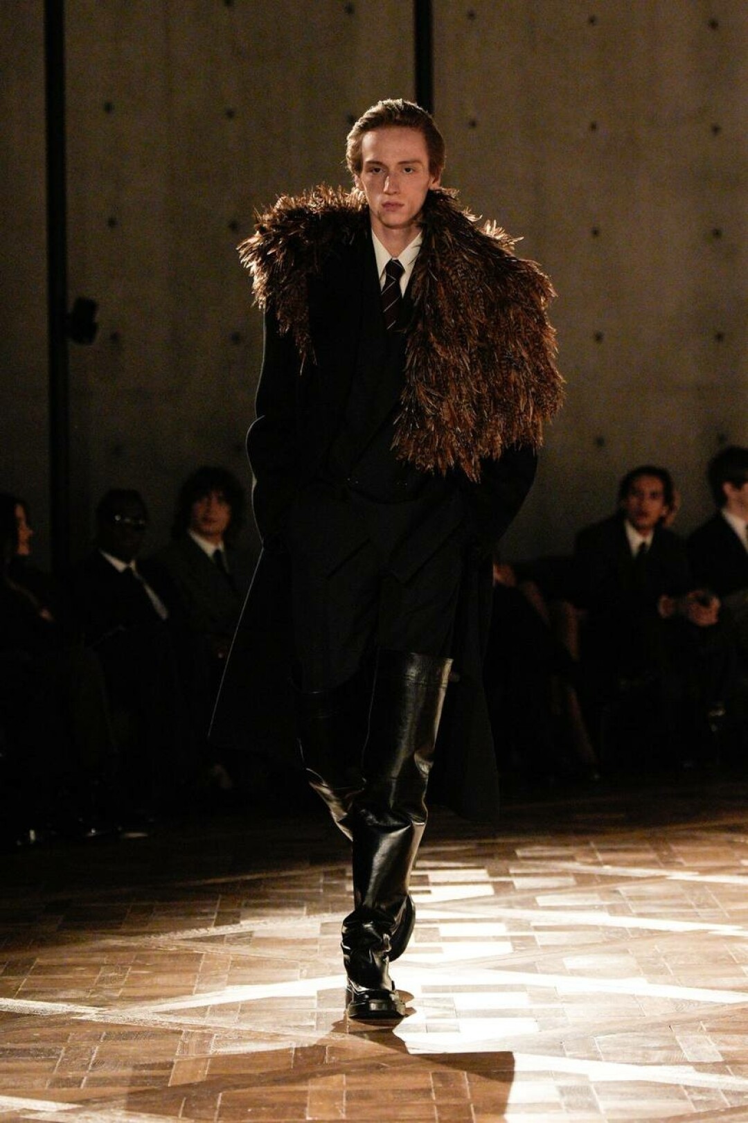 Судя по последним показам, без шуб и пушистых накидок следующей осенью не обойтись. При желании берем пример с Saint Laurent и меняем мех на перышки