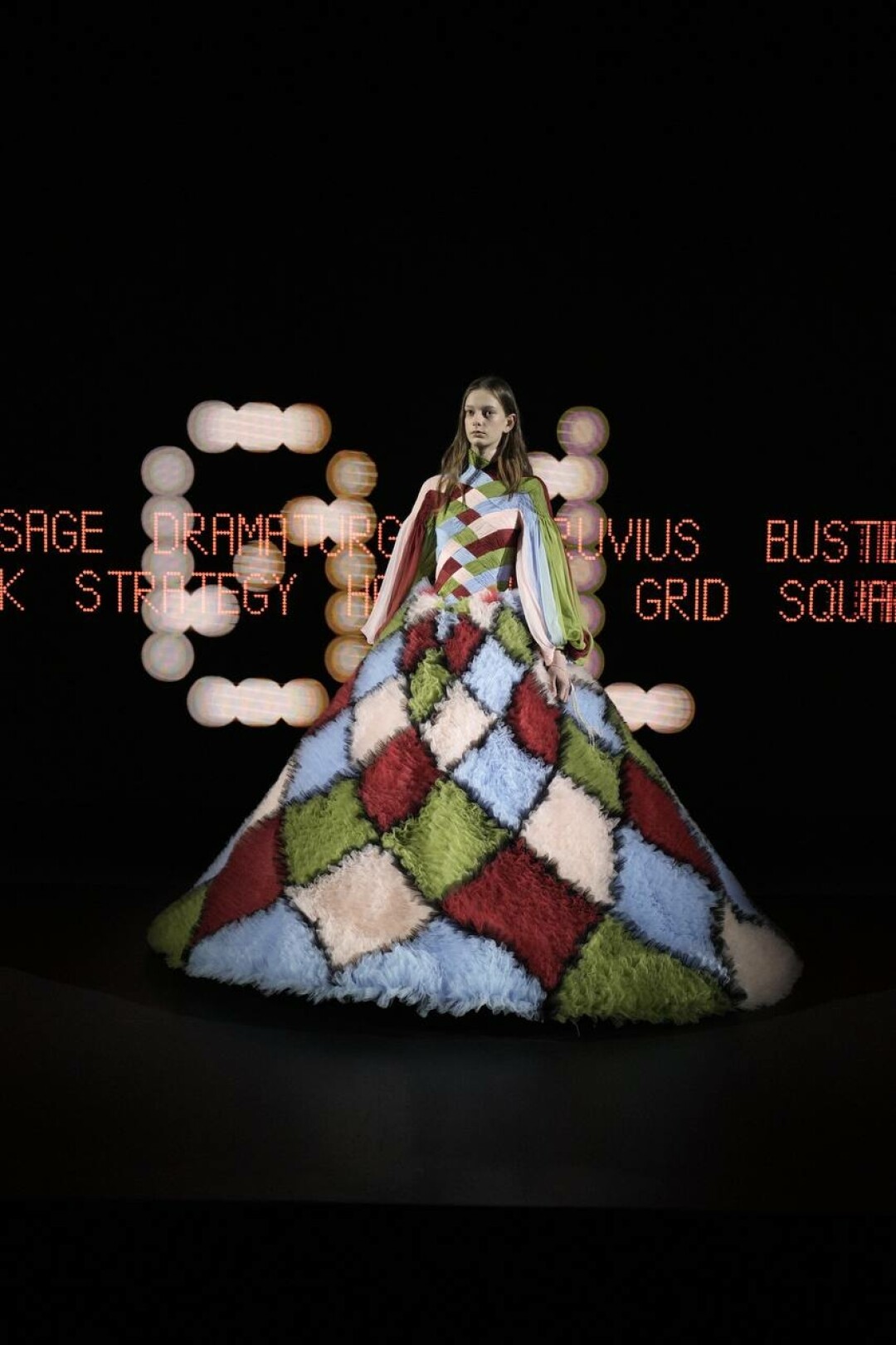 В лучших кутюрных традициях: на платье ушло более 1300 часов работы!