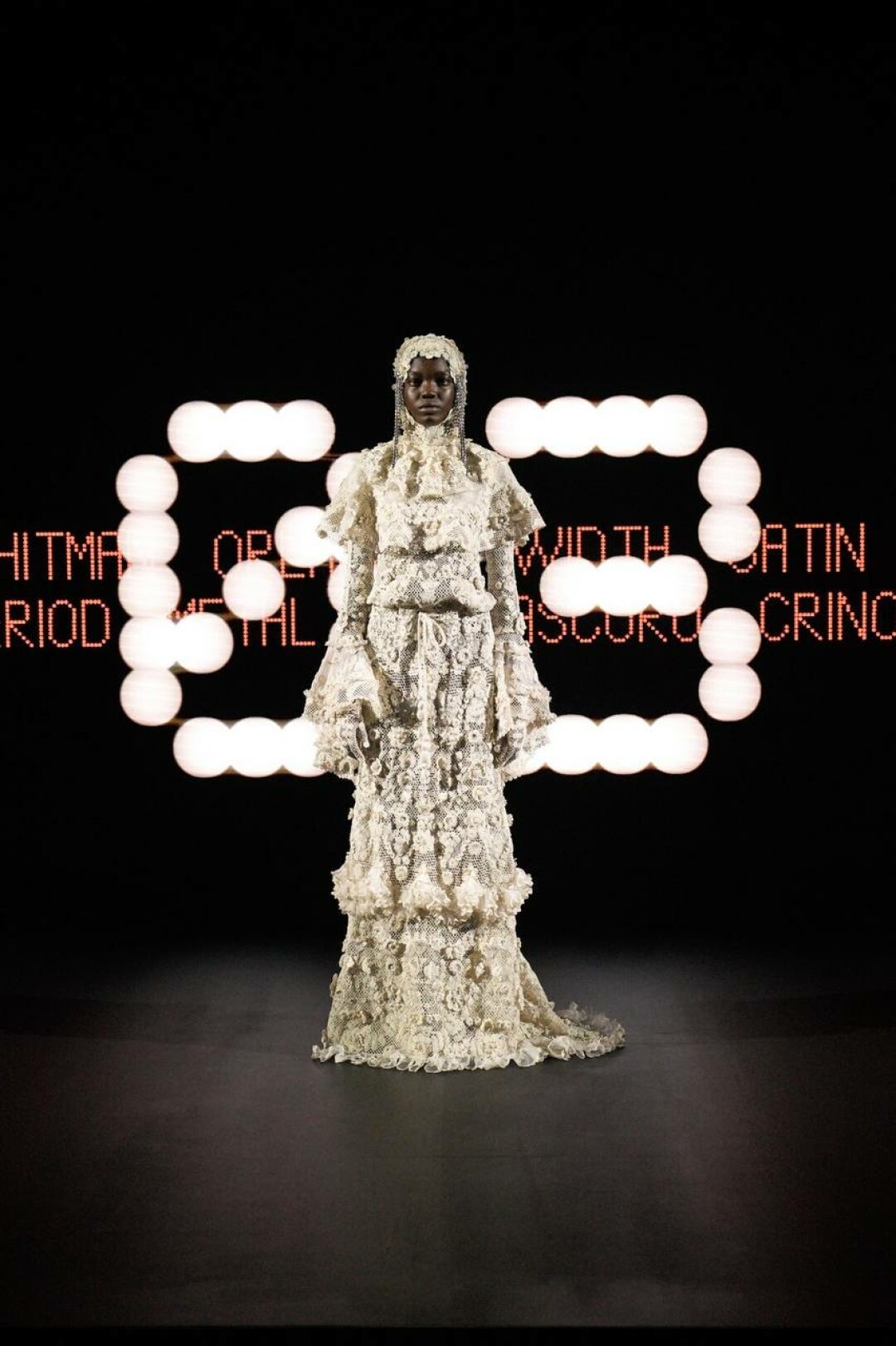 Микеле советует не ограничиваться декором из кружева и делает полностью ажурное платье в тандеме с головным убором и перчатками