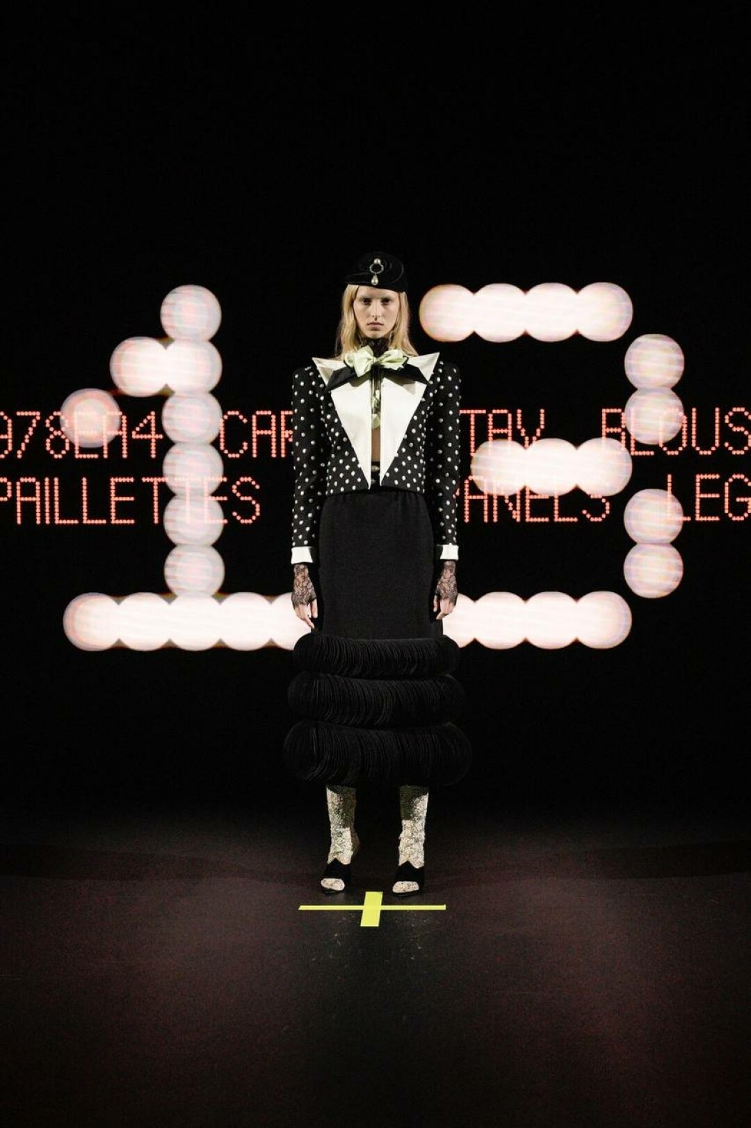 Но при желании можно попрактиковаться на кружевных колготках и митенках