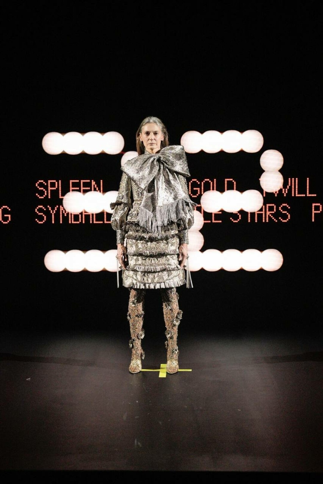 Поддерживаем тренд на металлик с двойкой из серебристой парчи и колготками, украшенными объемными бутонами из той же ткани