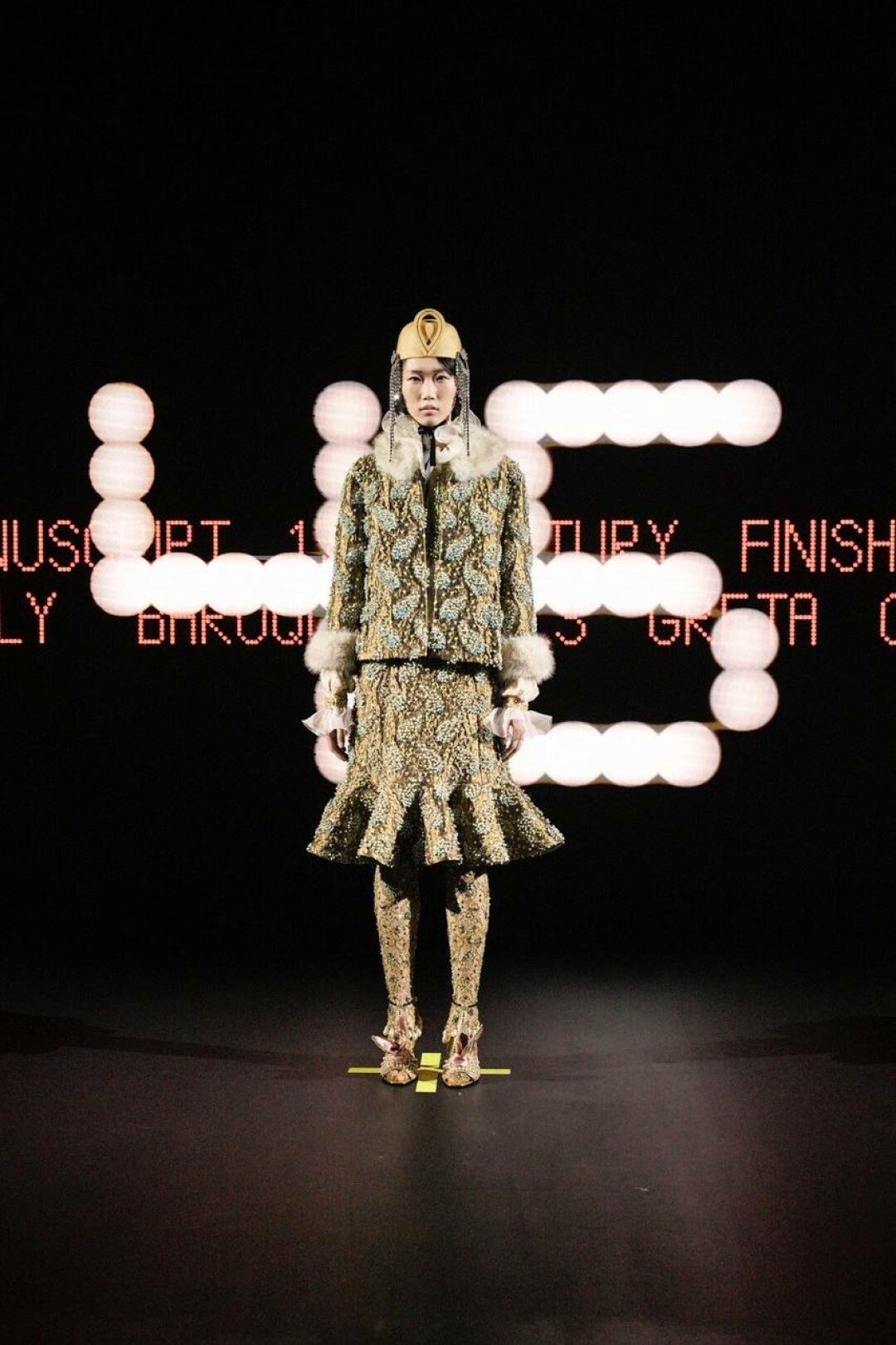 Золотистый головной убор — отсылка к шляпке из рафии Valentino Haute Couture 1967