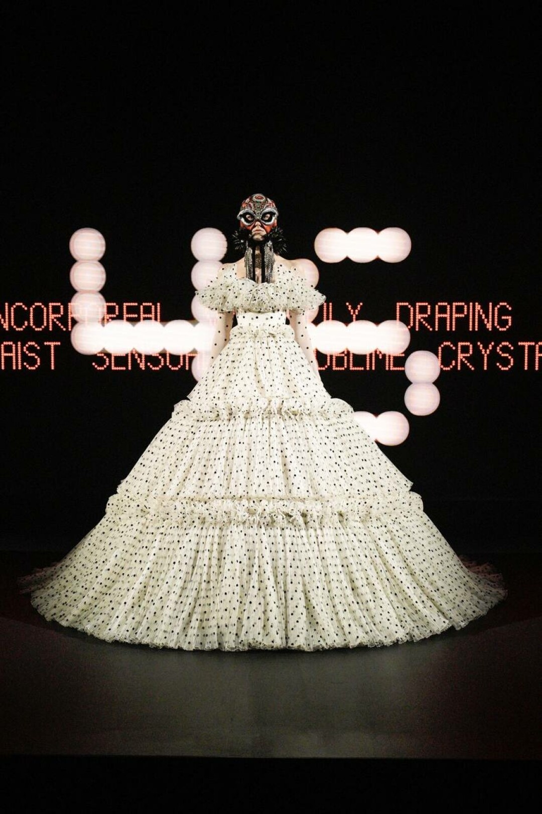 Еще один стейтмент-аксессуар — маска мексиканских рестлеров — лучадоров